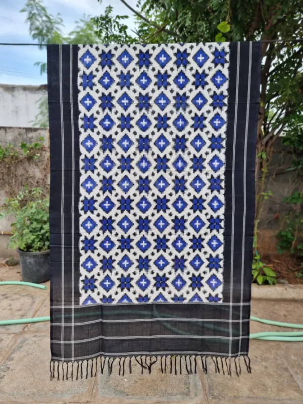 Authentic Theliya Rumal Dupatta crafted using handloom techniques, 2.5 meters long.