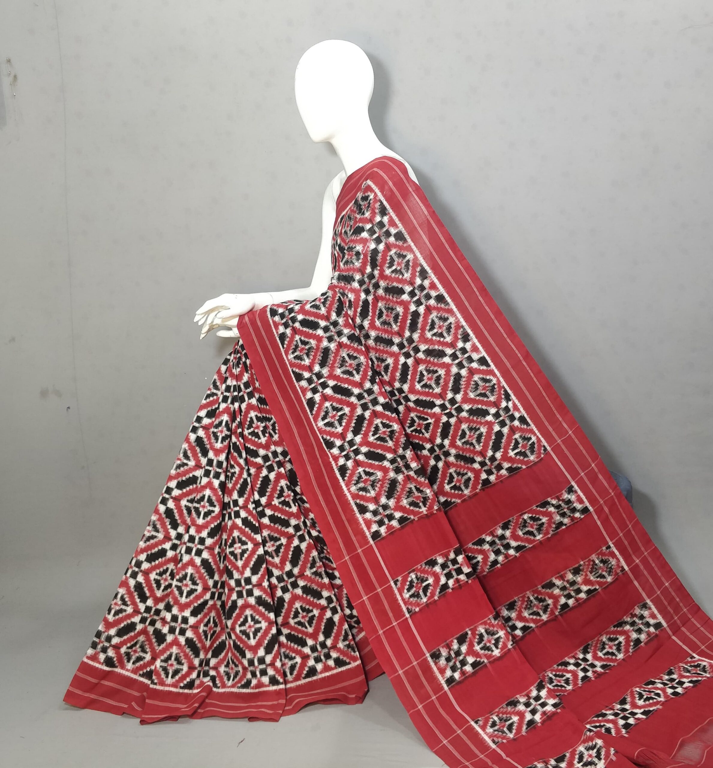 2025/03/1000250587-scaled.jpg Authentic Double Ikat Teliya Saree – Handwoven Cotton Masterpiece - Image 1