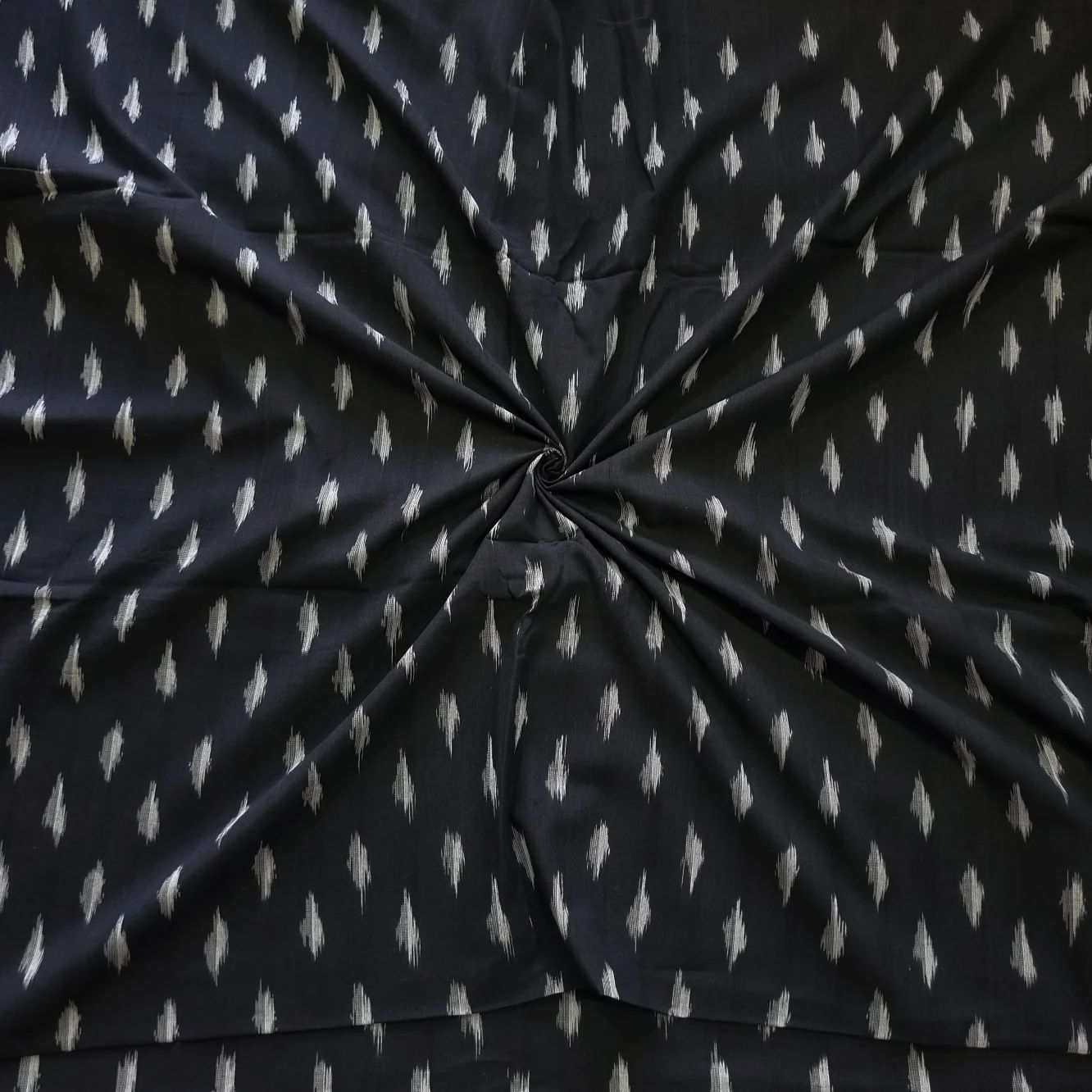 wp-17490429364146001639620302785577.webp Cotton fabric for fashion designers and boutiques