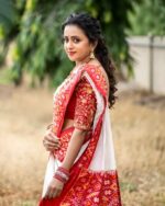 Elegant White Pochampally Silk Saree with Red Ikat Border and Blouse - Image 2