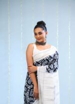 Black And white Theliya Rumal Saree with Blouse – 6.2 Meters of Heritage Elegance - Image 4