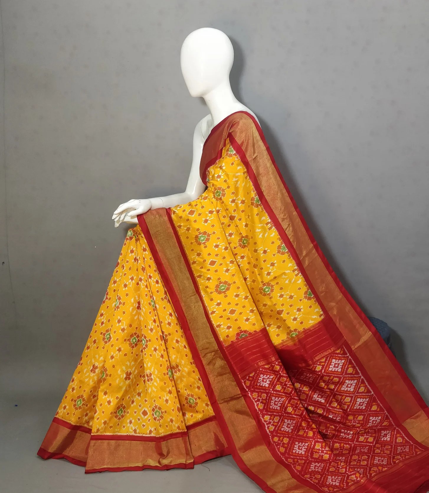 2025/08/1000380906.jpg Pochampally Ikat Handloom Silk Saree- 6.2 Meters with Blouse - Image 1