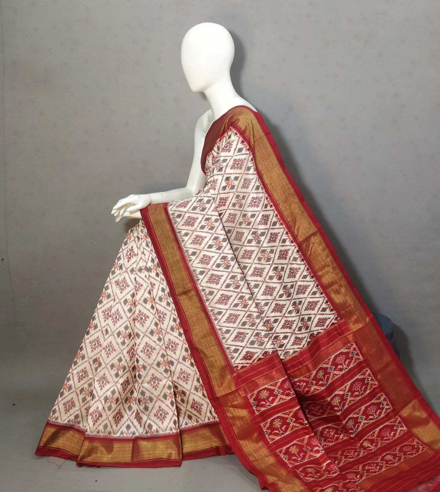 2025/08/1000380908.jpg Pochampally Ikat Handloom Silk Saree- 6.2 Meters with Blouse - Image 1