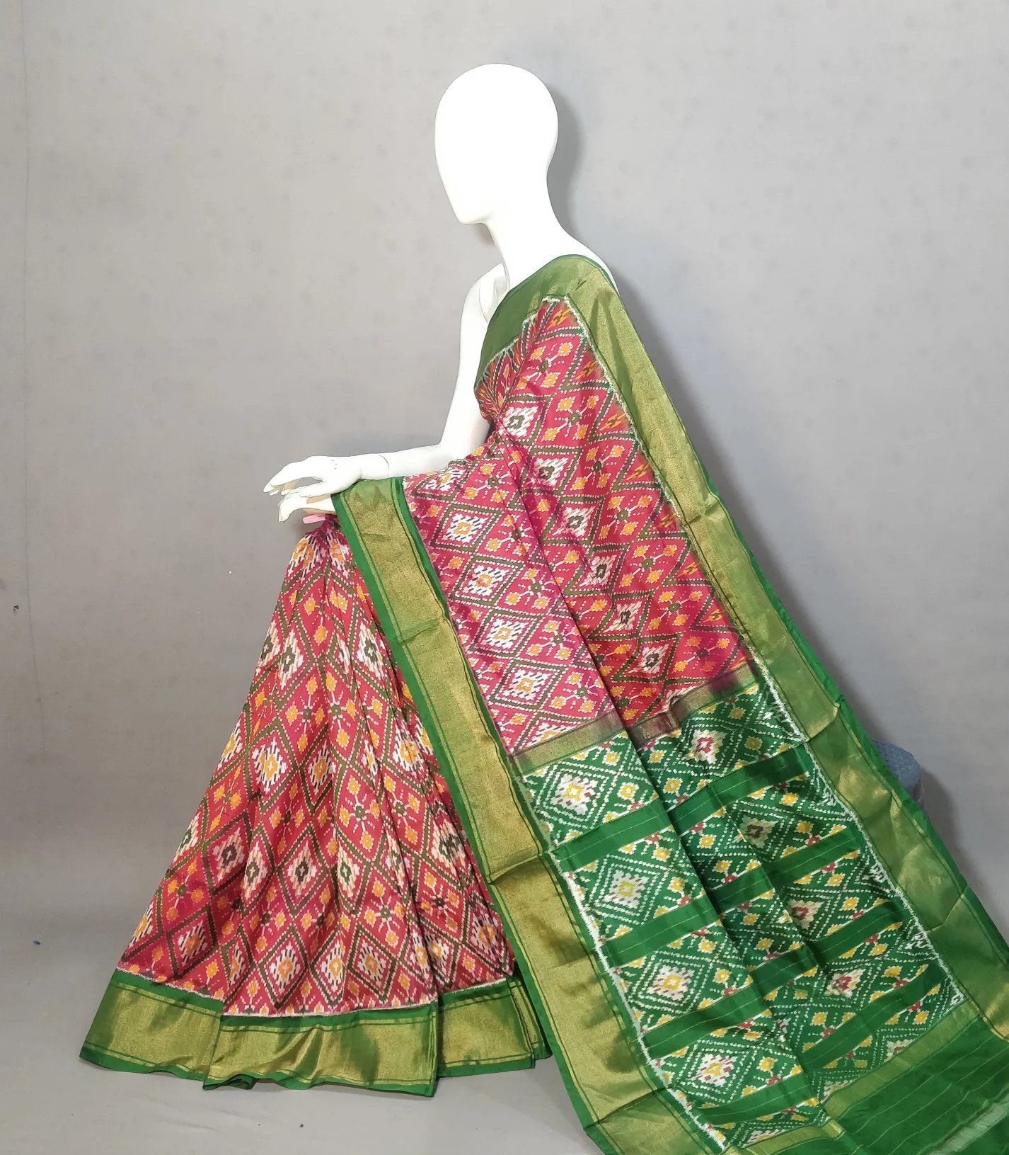 2025/08/1000380912.jpg Pochampally Ikat Handloom Silk Saree- 6.2 Meters with Blouse - Image 1