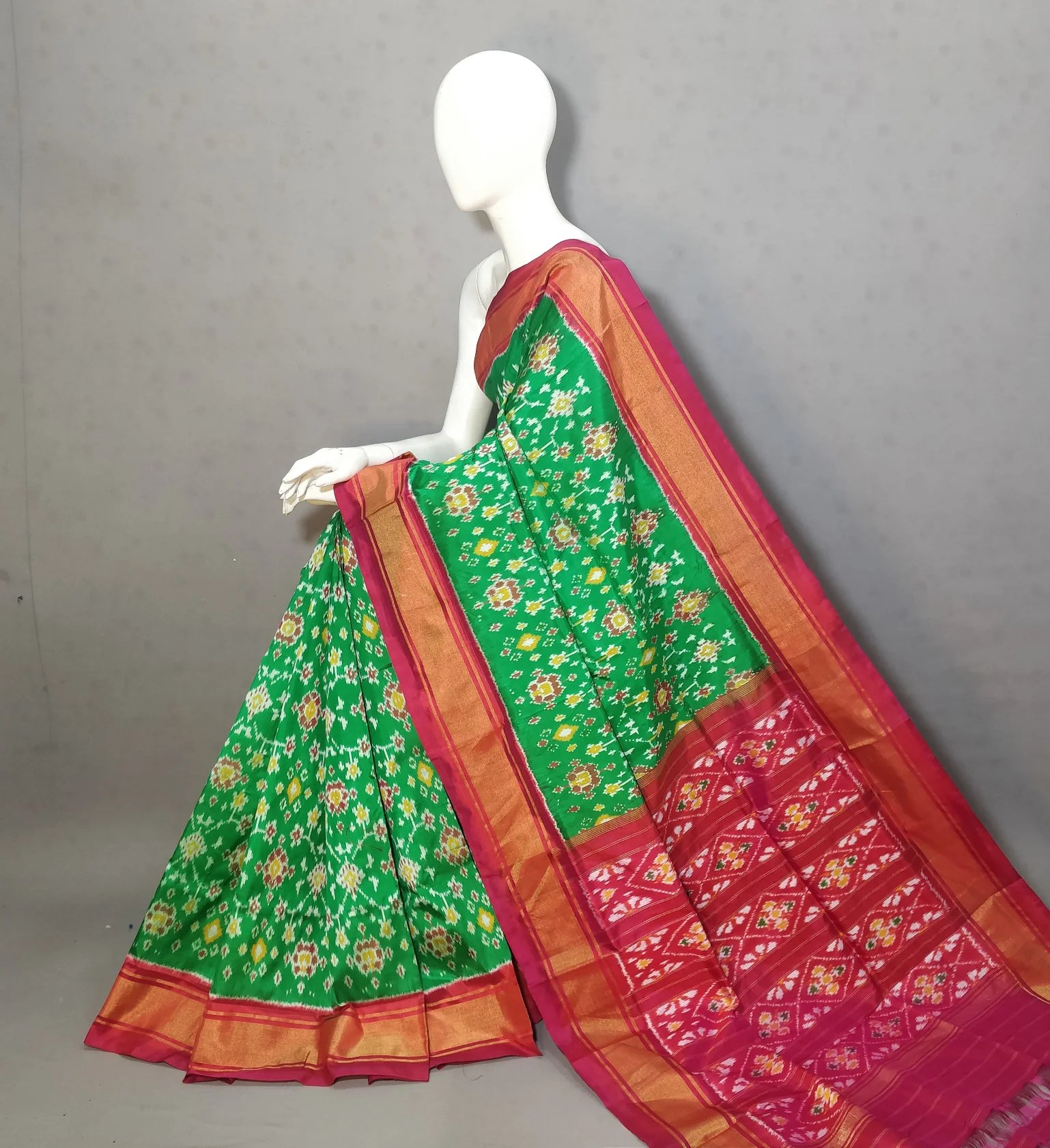 2025/08/1000380913.jpg Pochampally Ikat Handloom Silk Saree- 6.2 Meters with Blouse - Image 1