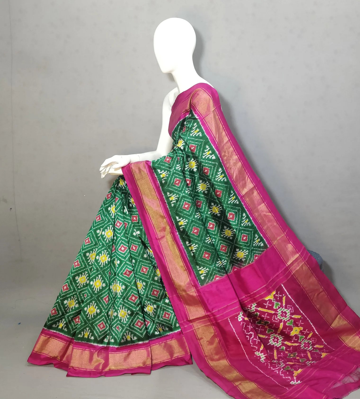 2025/08/1000380914.jpg Pochampally Ikat Handloom Silk Saree- 6.2 Meters with Blouse - Image 1