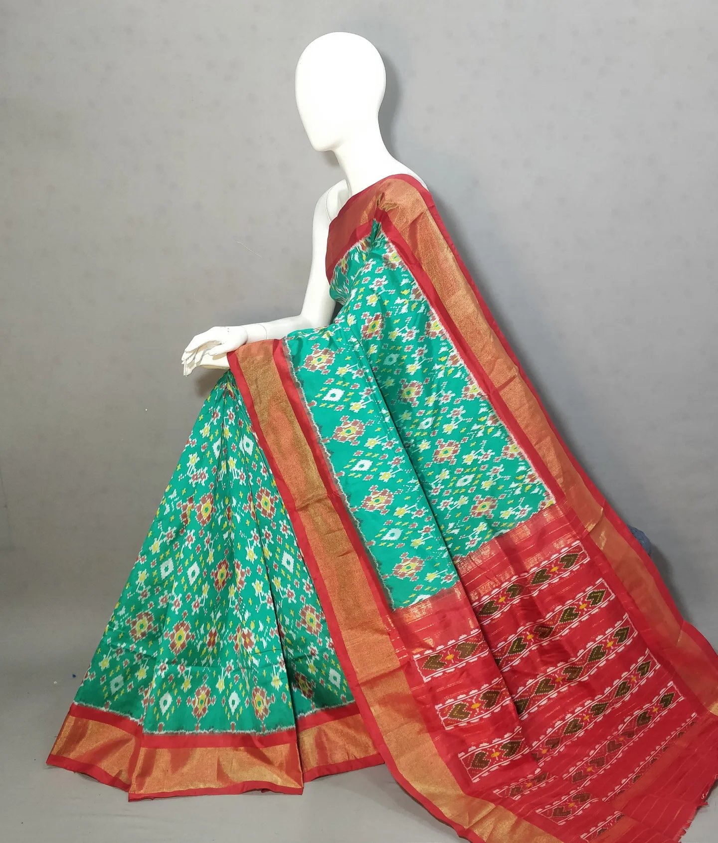 2025/08/1000380918.jpg Pochampally Ikat Handloom Silk Saree- 6.2 Meters with Blouse - Image 1
